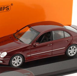 1:43 Mercedes W211 E Klasa Limuzina sa vitrinom 2006 2009 tamno crveni Minichamps  dužina: 11,20 centimetara