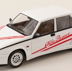 1:18 Alfa Romeo 75 Turbo Evoluzione 1987 bijelo crveni Model Car Group dužina: 24,10 centimetara