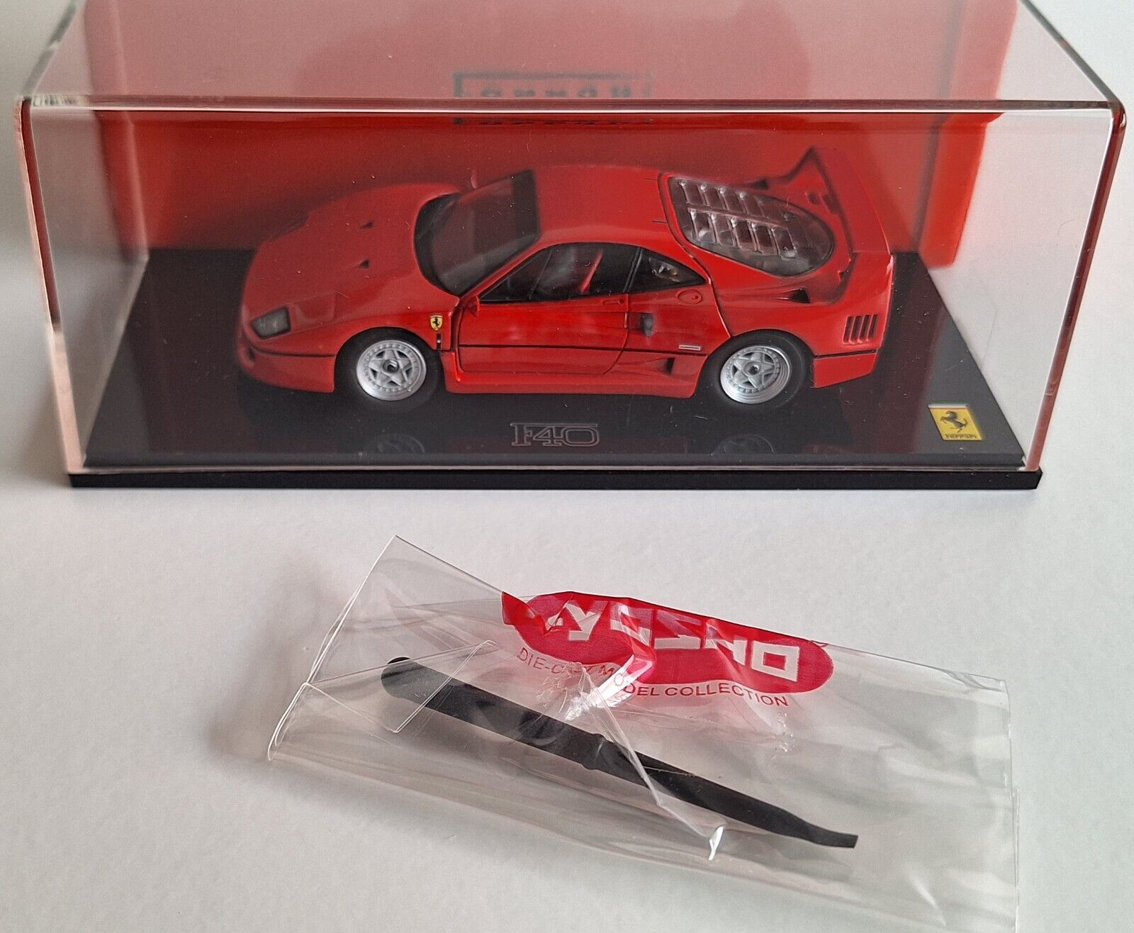 1:43 Ferrari F40 1988 red with black wheels Kyosho length: 10,10